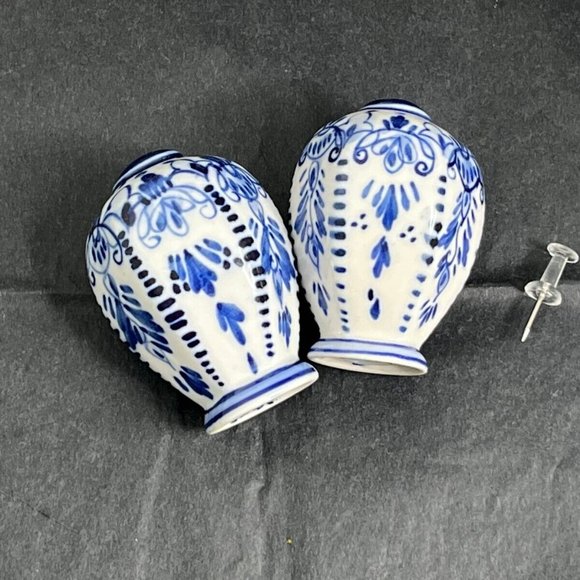 Blue and White Salt and Pepper Shakers, Ceramic PotteryBlue and White Salt and P - Picture 2 of 6